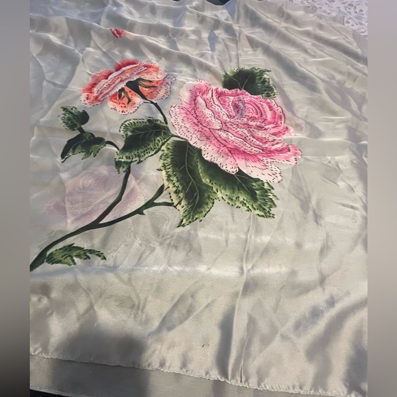 Gorgeous Laura rose print scarf - Picture 2 of 3